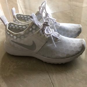 Women’s Nike sneakers